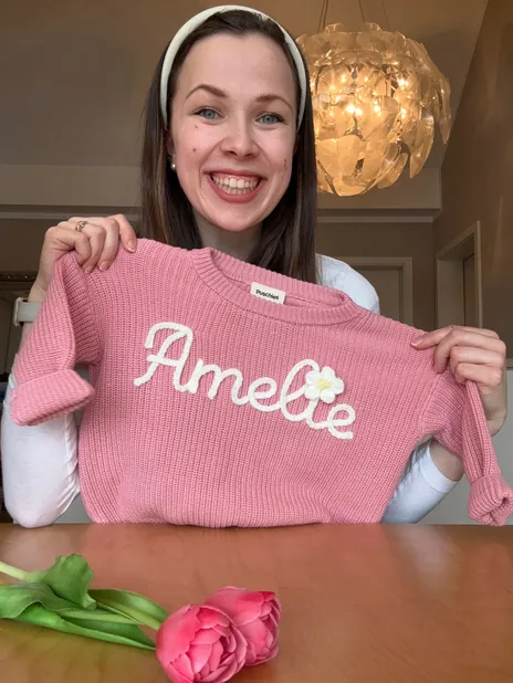 Josephine Tiebing präsentiert ein personalisiertes Produkt am Esstisch